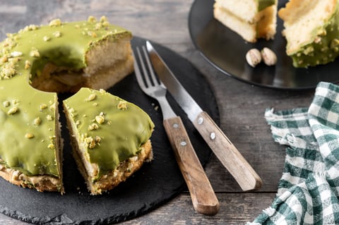 Tarta de pistacho con decoración elegante
